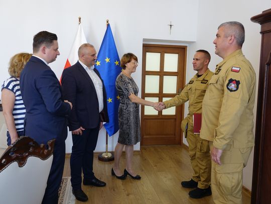 Zarząd Powiatu docenił bohaterskiego strażaka