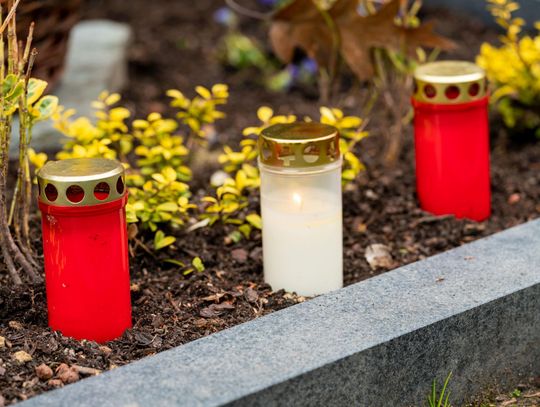 Zbliża się święto Wszystkich Świętych: korki, kolejki i pełne parkingi