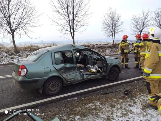 Zderzenie bmw z renault. Wypadek na trasie Nysa-Prudnik