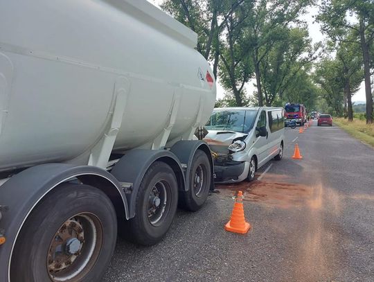 Zderzenie busa z cysterną na trasie Nysa - Głuchołazy