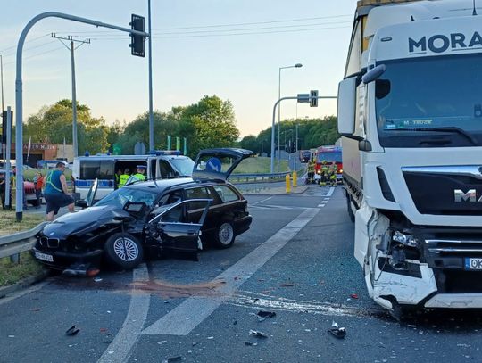 Zderzenie ciężarówki z osobówką na DK46. Droga jest zablokowana