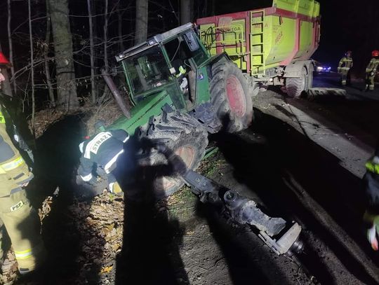 Zderzenie samochodu osobowego z ciągnikiem. Droga całkowicie zablokowana