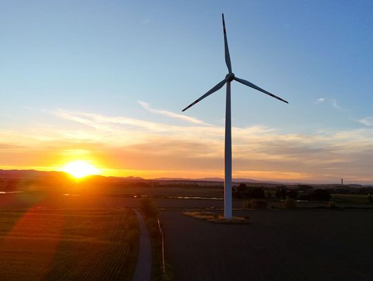 Zielona energia, gorzkie skutki – spór o farmy wiatrowe w Grodkowie