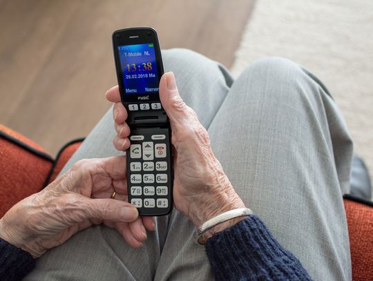 Złodzieje okradli 88-latkę z Nysy. Seniorka straciła 34 000 złotych!