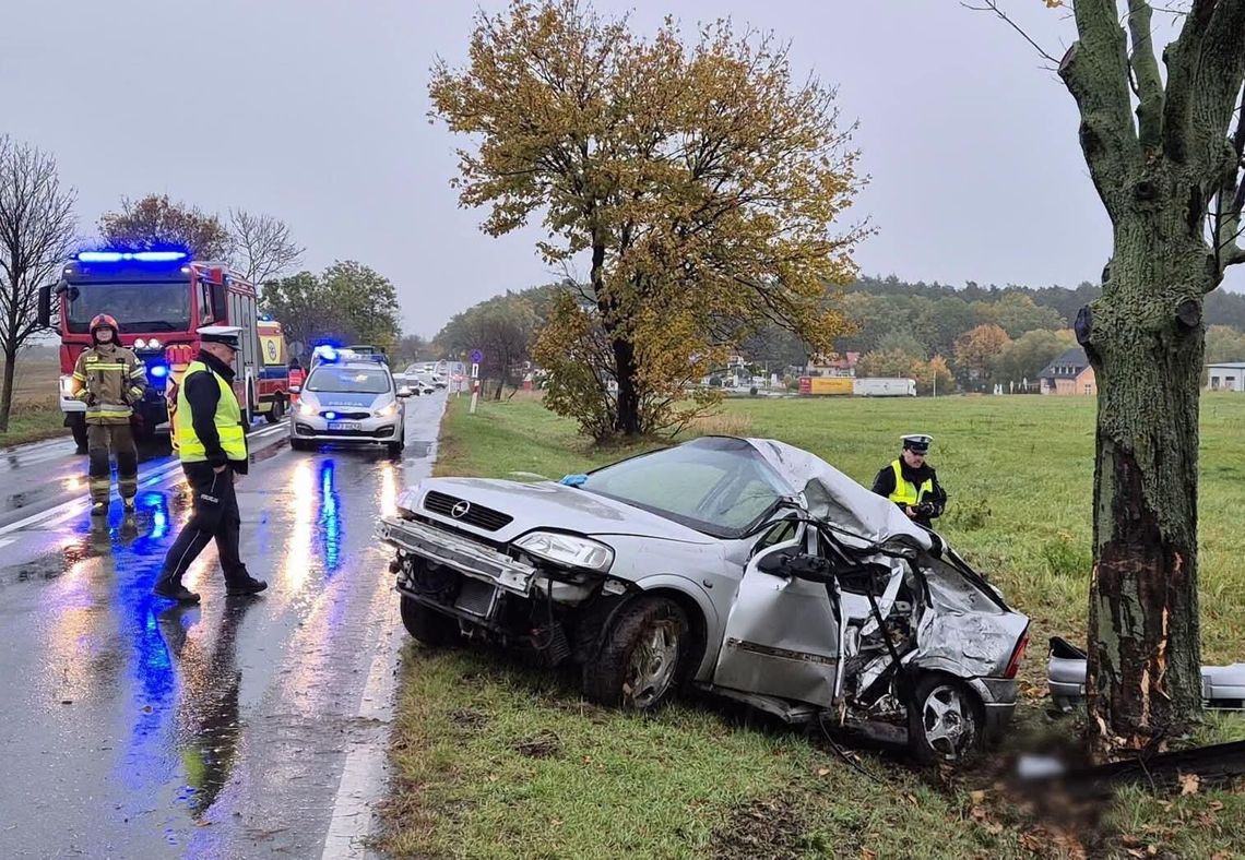 18-latka za kierownicą opla straciła panowanie nad autem i uderzyła w drzewo. Trzy osoby trafiły do szpitala 18-latka za kierownicą opla straciła panowanie nad autem i uderzyła w drzewo. Trzy osoby trafiły do szpitala