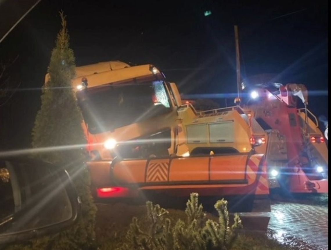 30-letni pijany kierowca spowodował kolizję, później wdał się w awanturę. Wyrywał tablice rejestracyjne i atakował innych kierowców