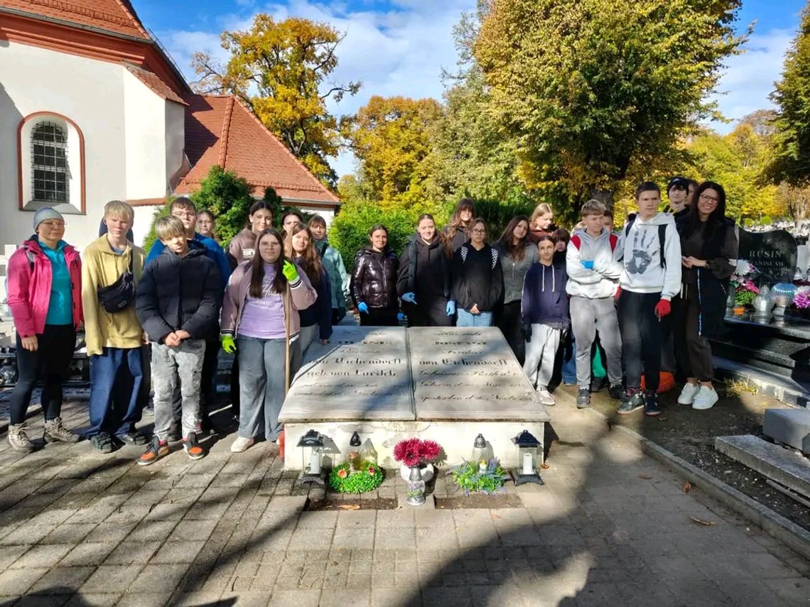 30 uczniów ruszyło na nyski cmentarz. Młodzież zadbała o miejsca pamięci 30 uczniów ruszyło na nyski cmentarz. Młodzież zadbała o miejsca pamięci