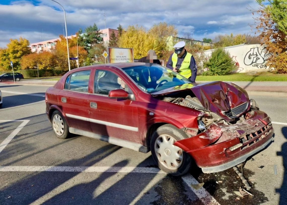 85-latek wjechał w autobus. Oślepiło go słońce