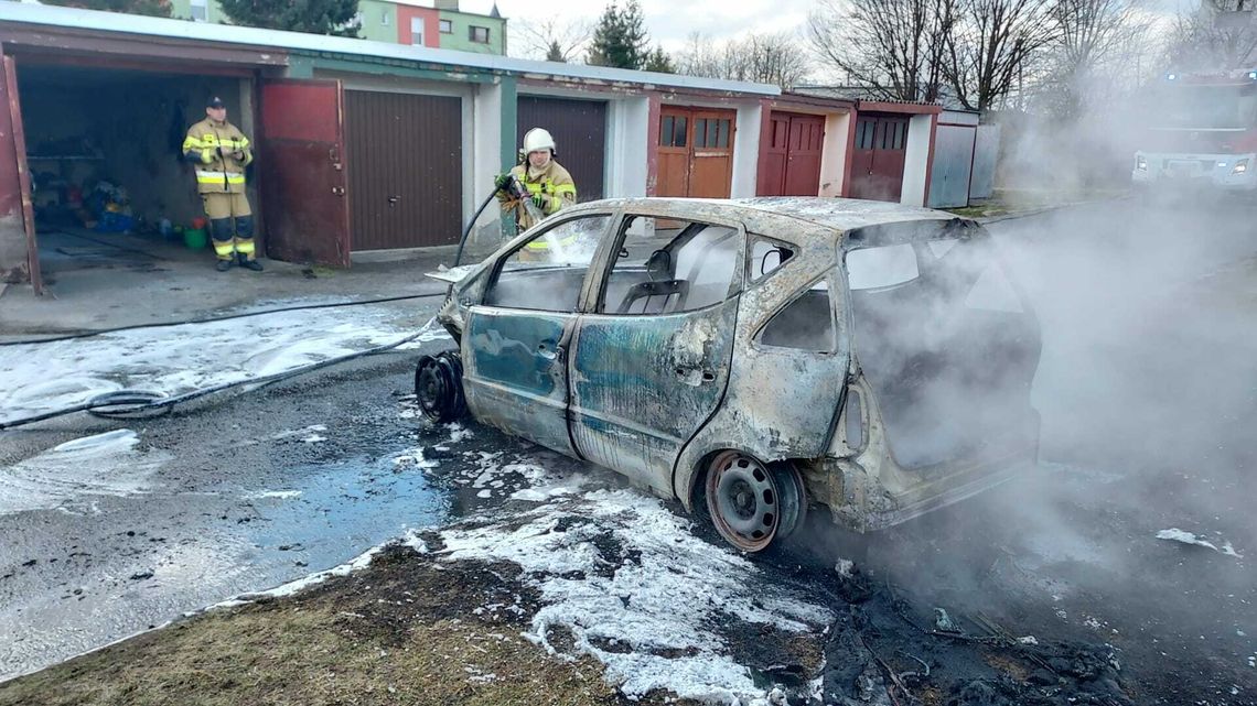 Auto spłonęło doszczętnie