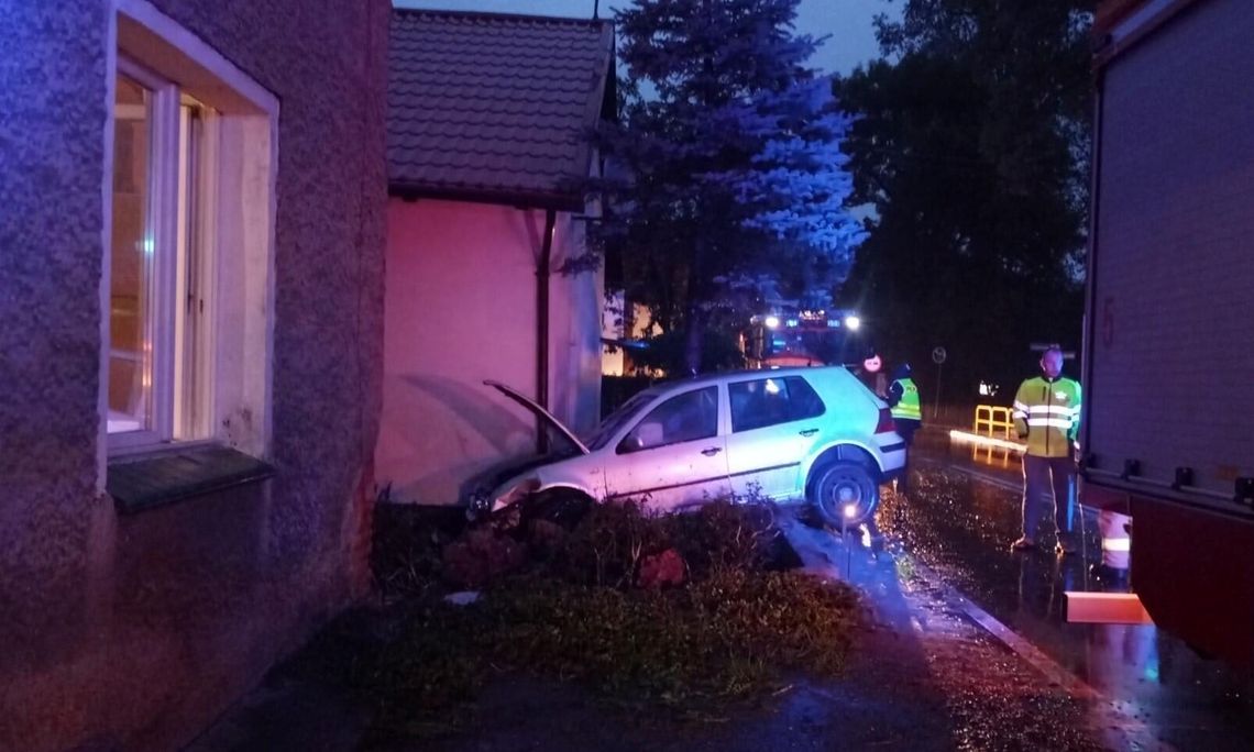 Auto staranowało ogrodzenie i wpadło na posesję