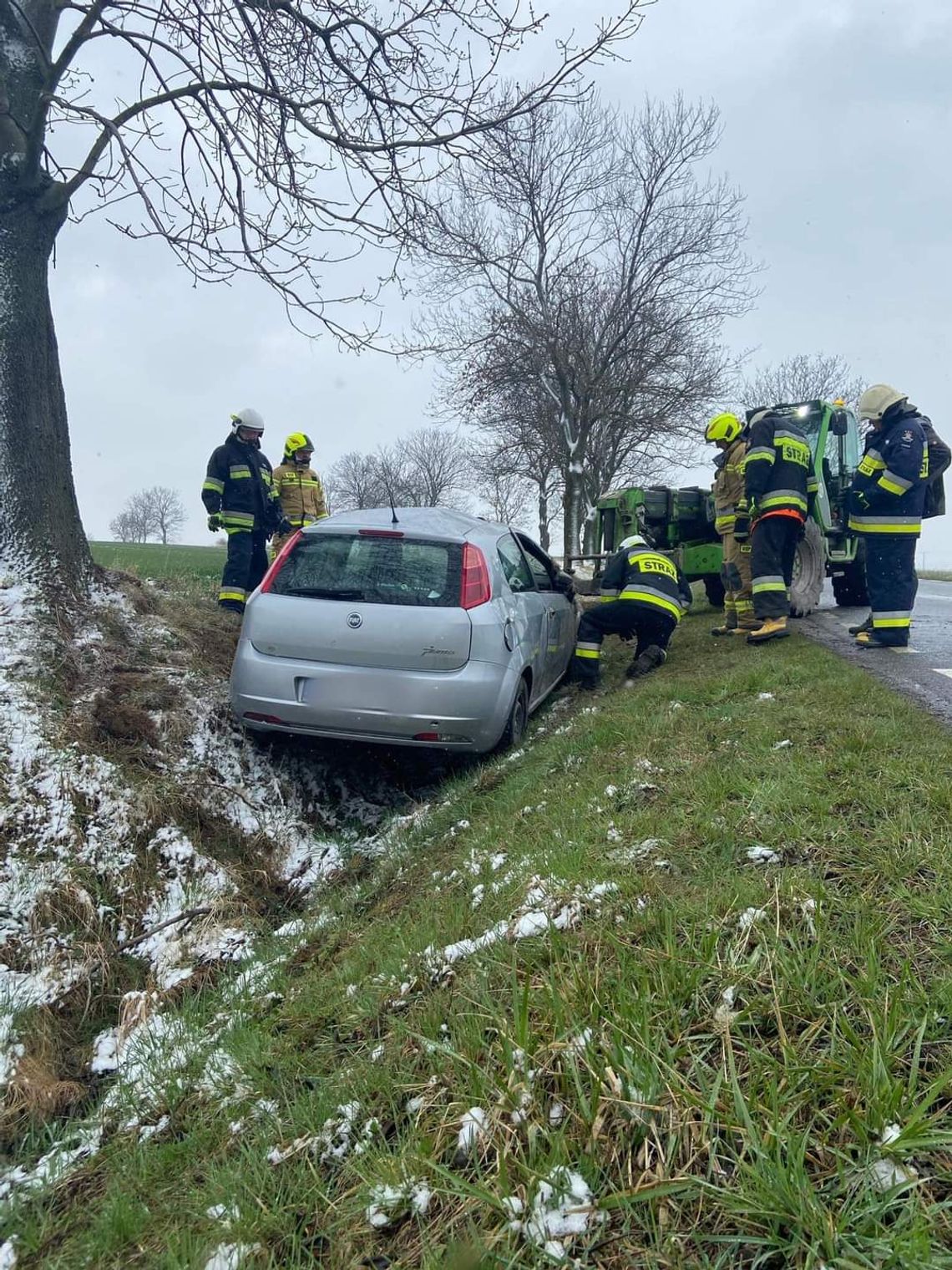 Auto wypadło z drogi i dachowało