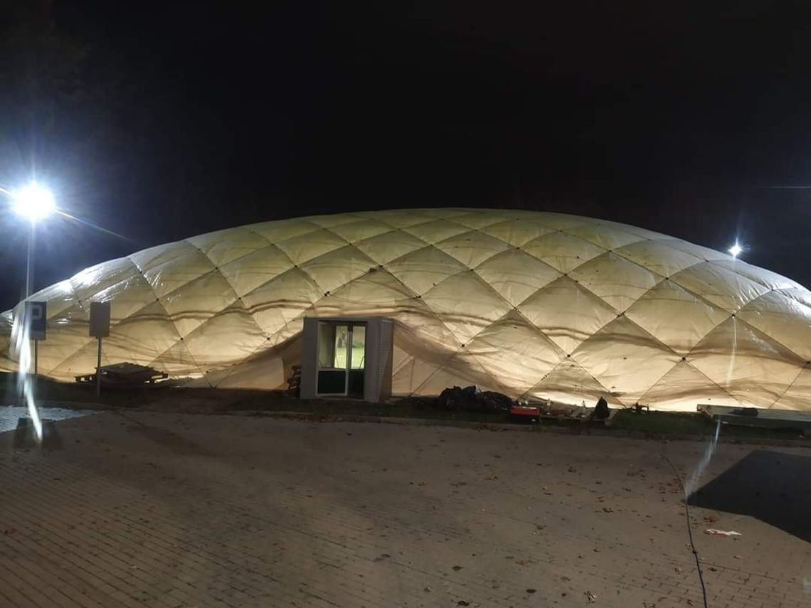 Balon zńow przykrył boisko na kąpielisku Frajda!