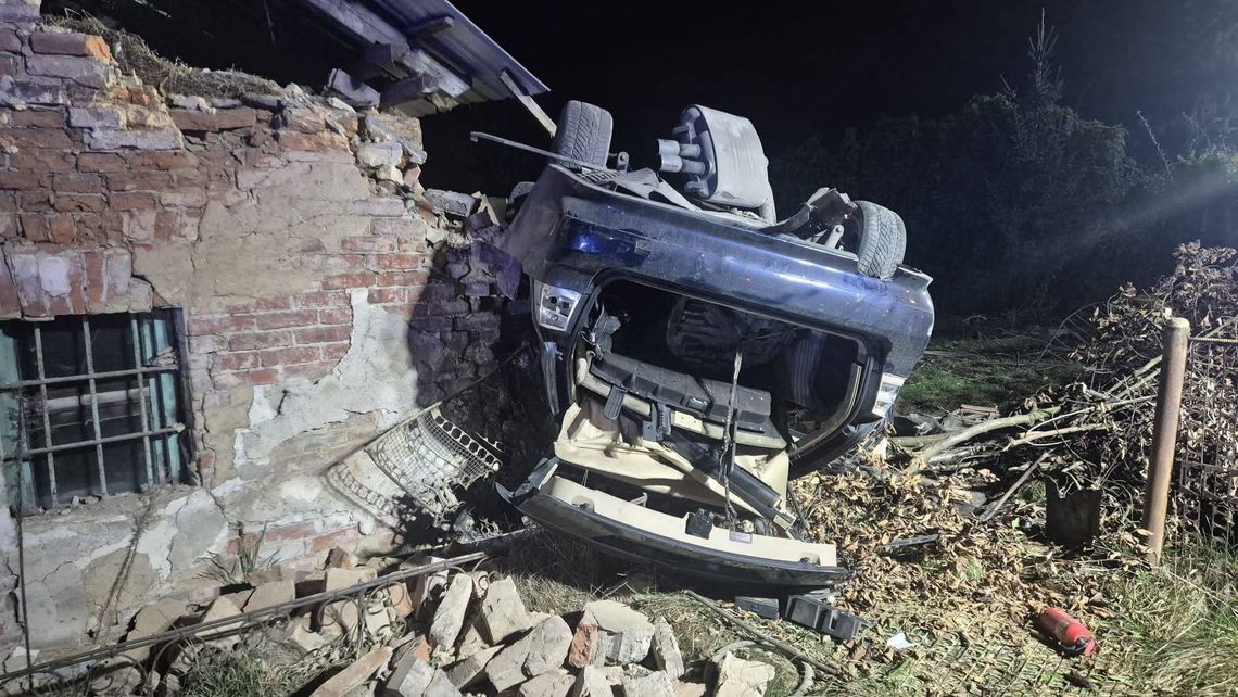 BMW dachowało w Podkamieniu. 19-latek stracił panowanie na autem i uderzył w budynek