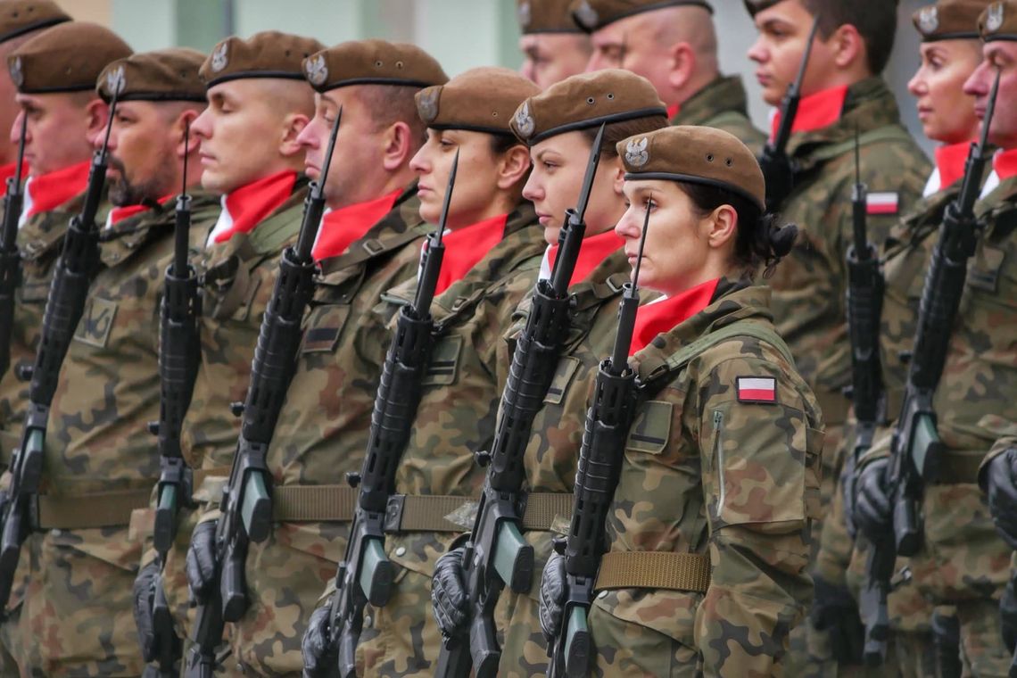 Broń w rękach nowych żołnierzy. Uroczysta ceremonia WOT w Nysie Broń w rękach nowych żołnierzy. Uroczysta ceremonia WOT w Nysie