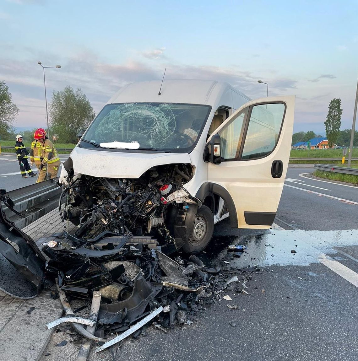 Bus wjechał w barierki