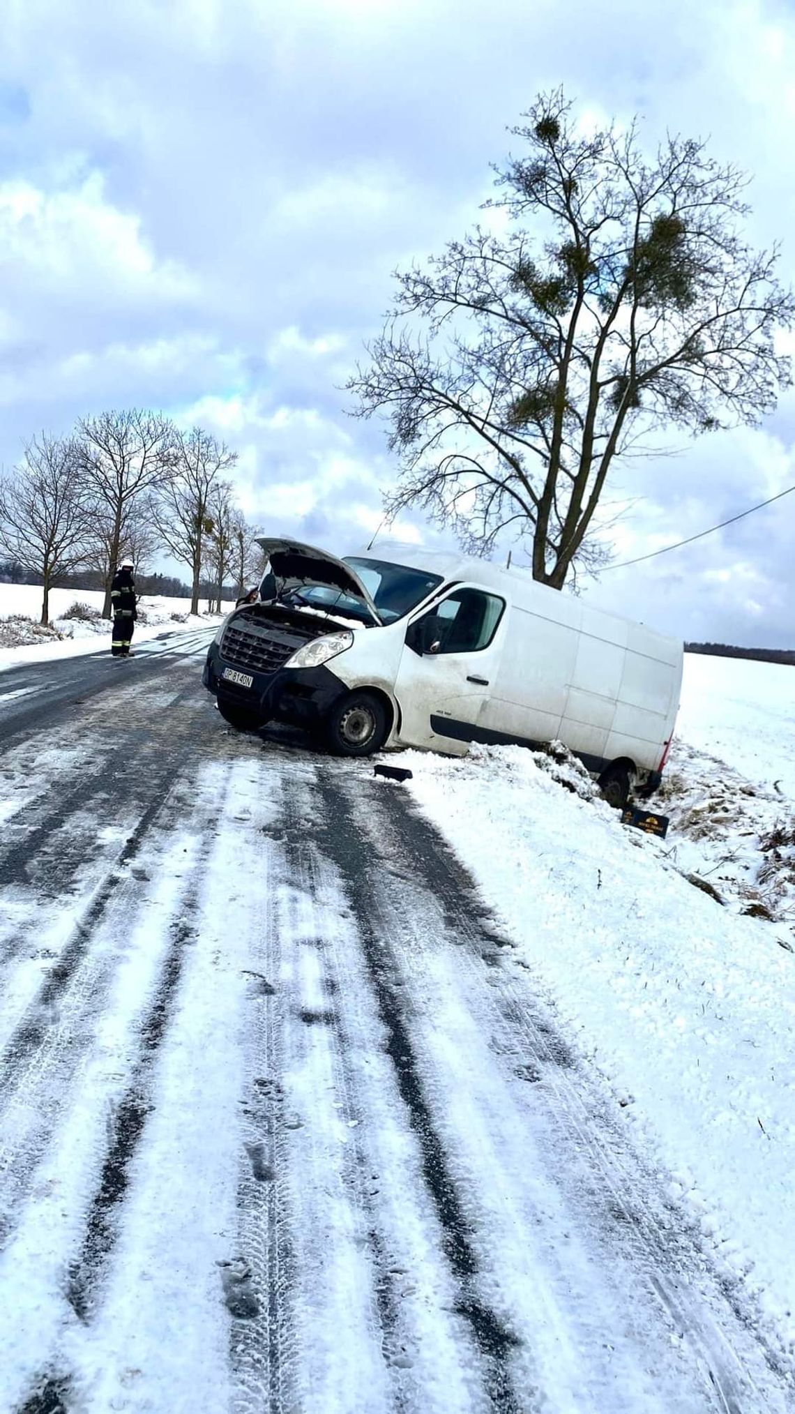 Bus z artykułami spożywczymi wpadł do rowu