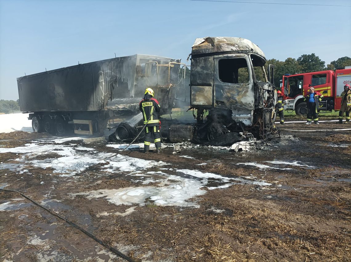 Ciągnik z naczepą spłonął doszczętnie