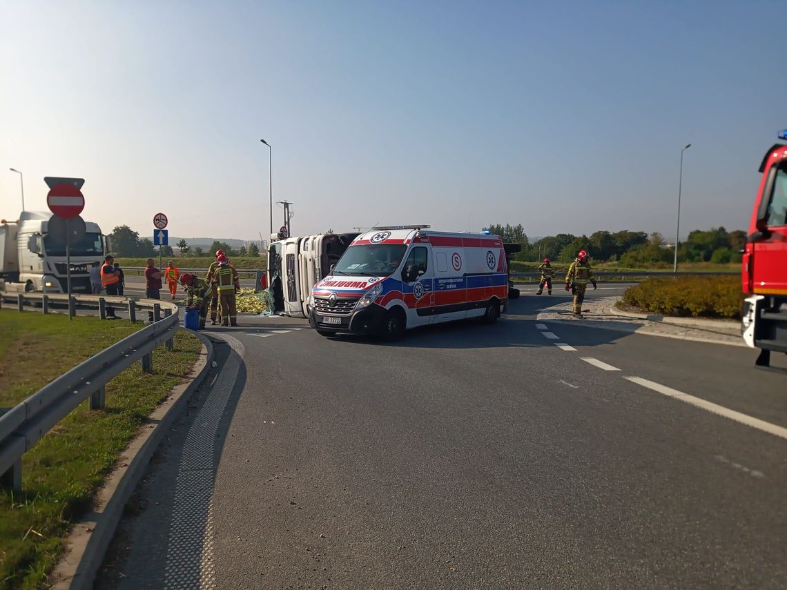 Ciężarówka przewróciła się na obwodnicy Nysy