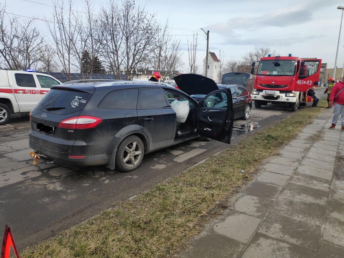 Czołowe zderzenie dwóch samochodów osobowych