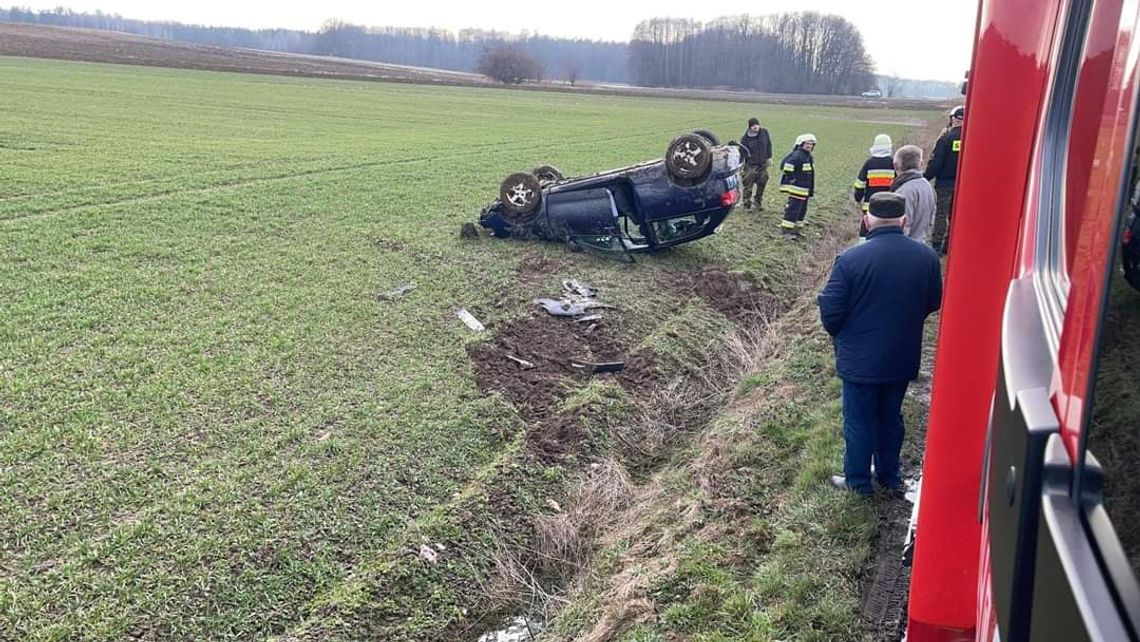 Dachowanie auta. Poszkodowanym zajęli sie ratownicy