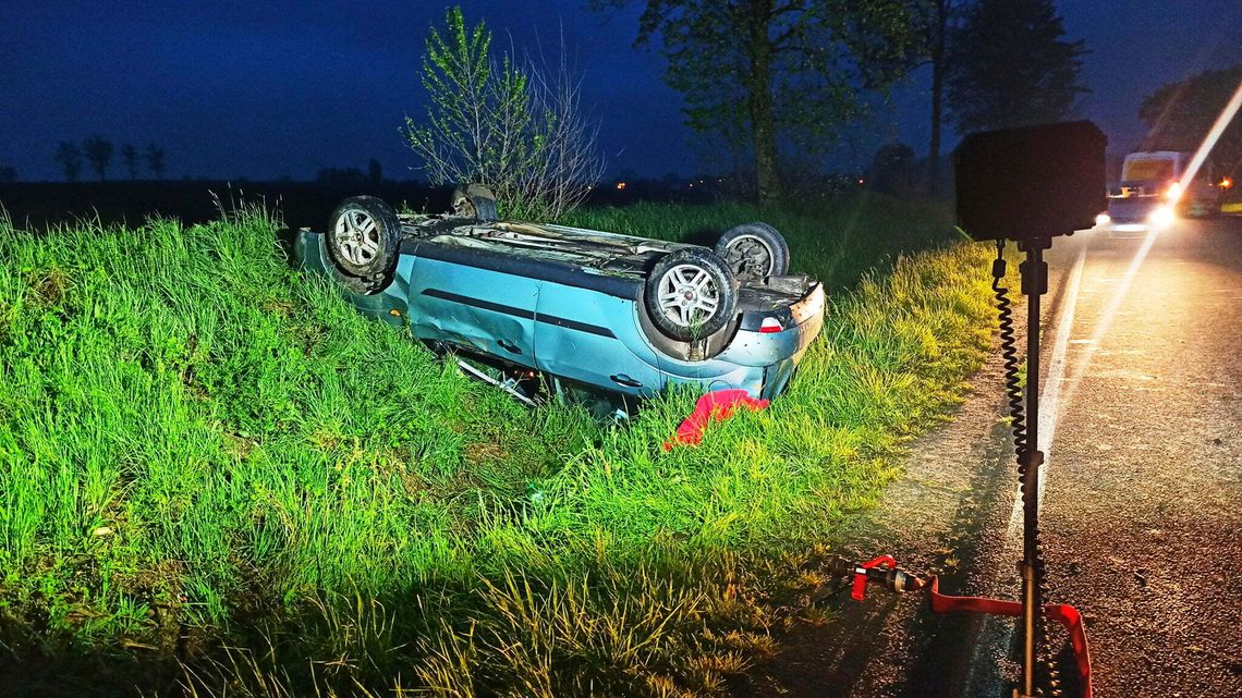 Dachowanie auta w Nadziejowie. Jedna osoba trafiła do szpitala