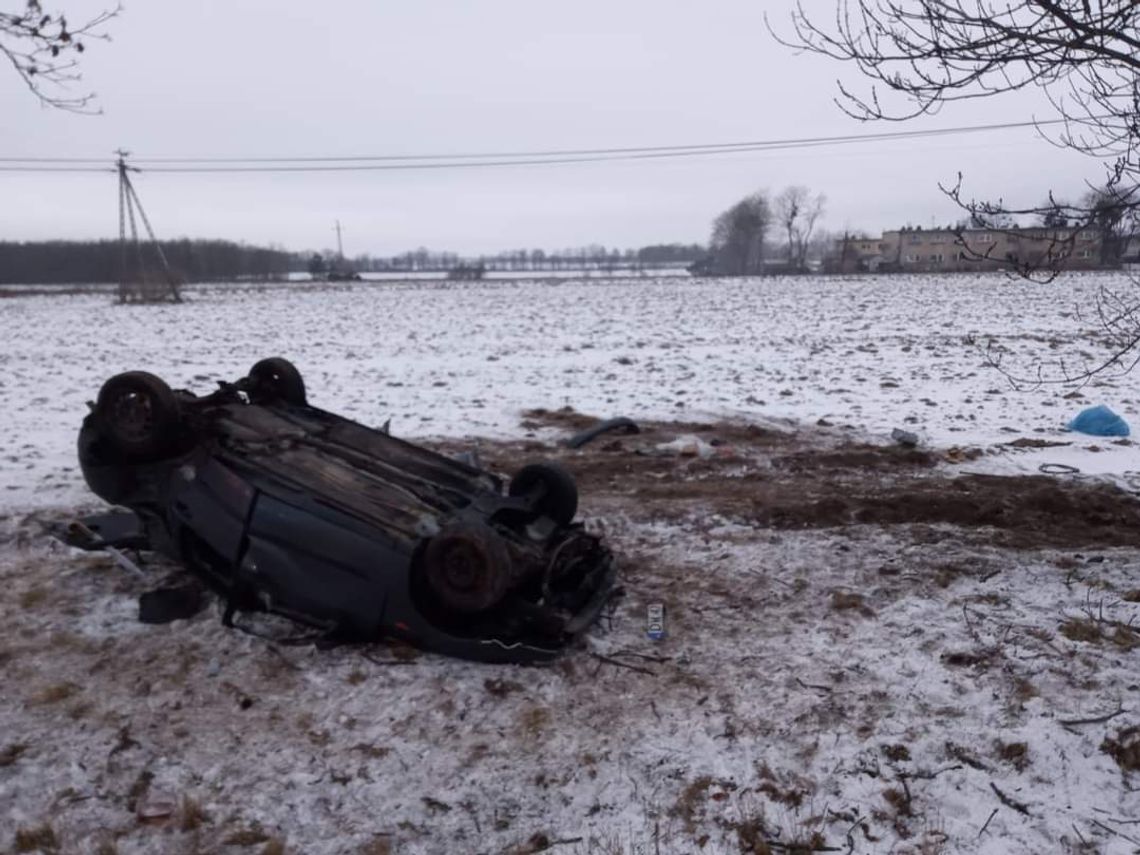 Dachowanie samochodu. Dwie soby trafiły do szpitala