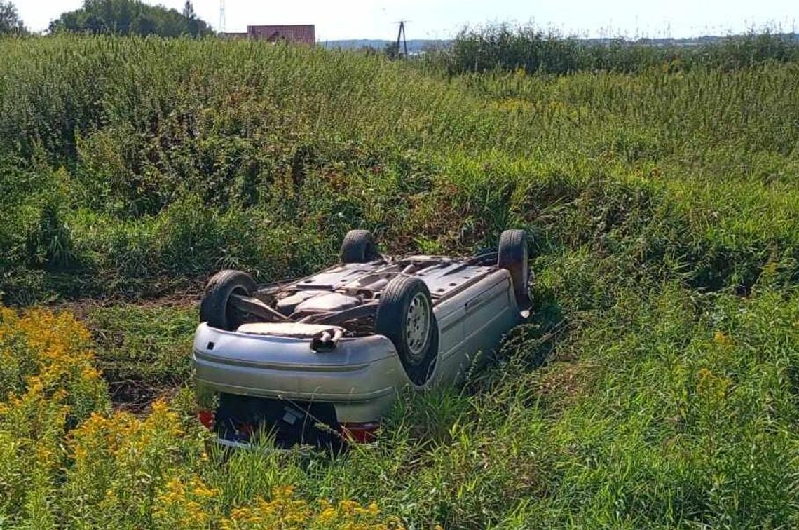 Dachowanie samochodu. Poszkodowany kierowca zabrany do szpitala