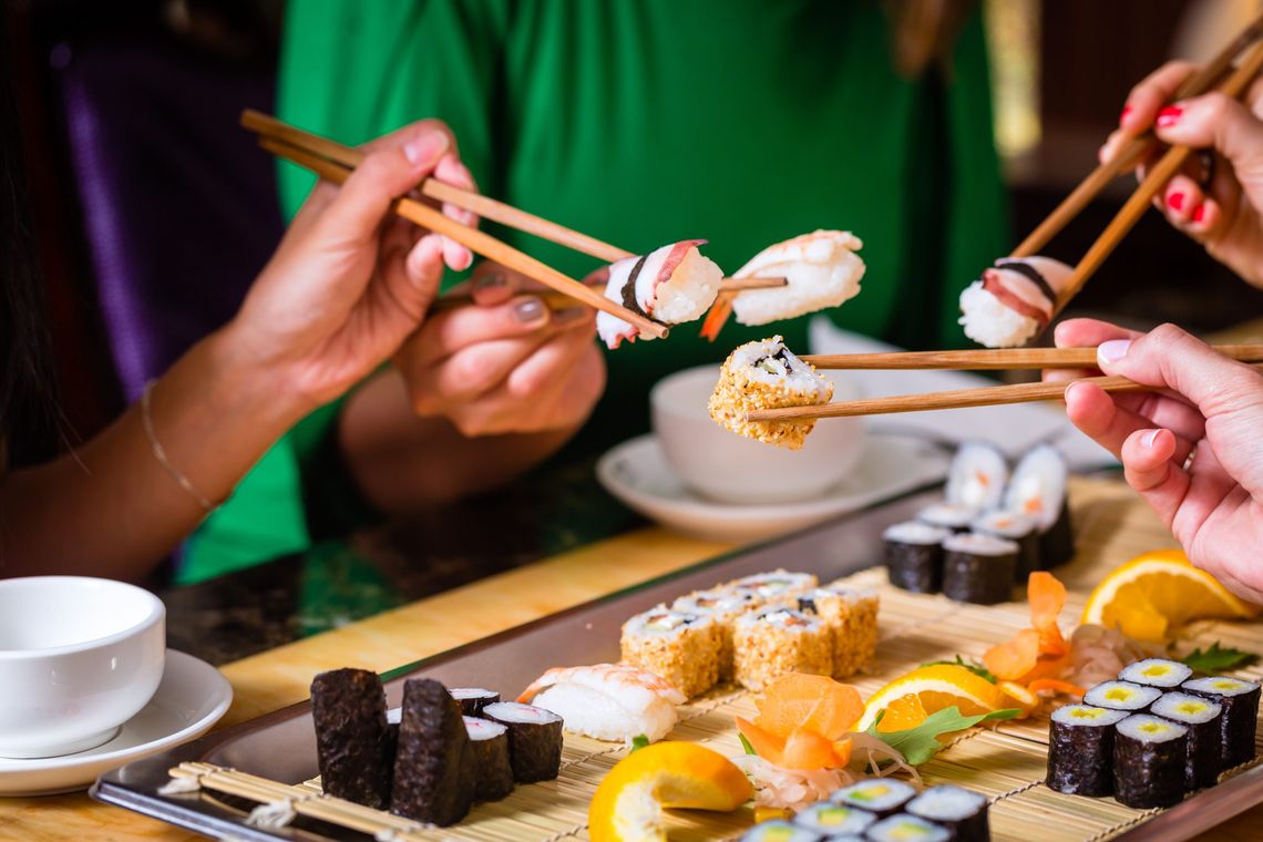 Domowe sushi - jak łatwo i smacznie przygotować sushi w domu?