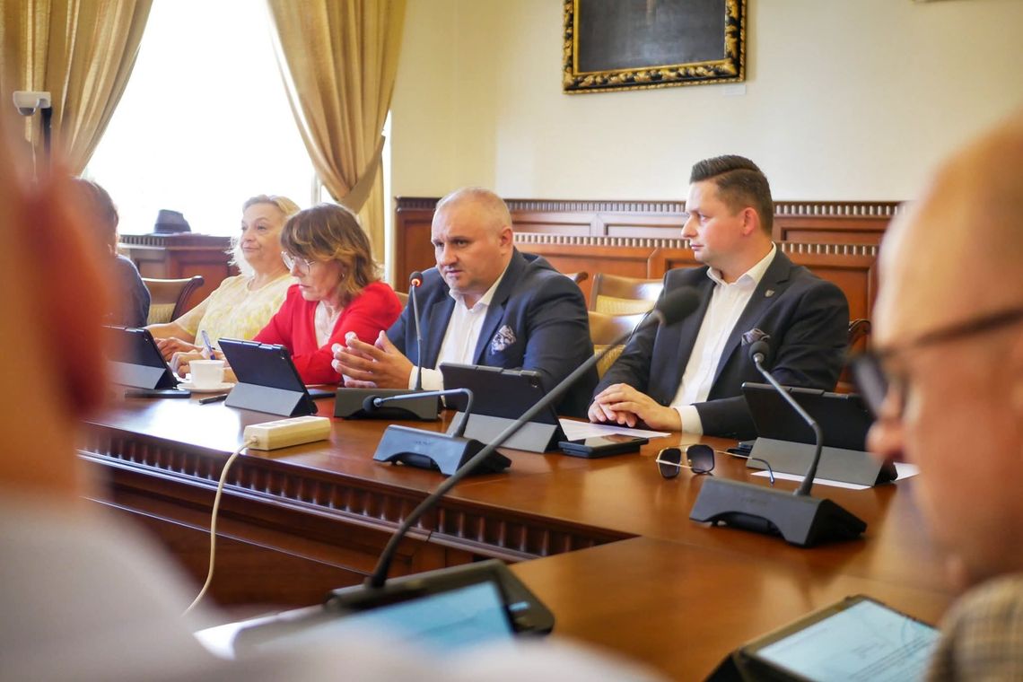 Droga do nowego szpitala, rondo i przebudowy –  duży projekt Powiatu Nyskiego