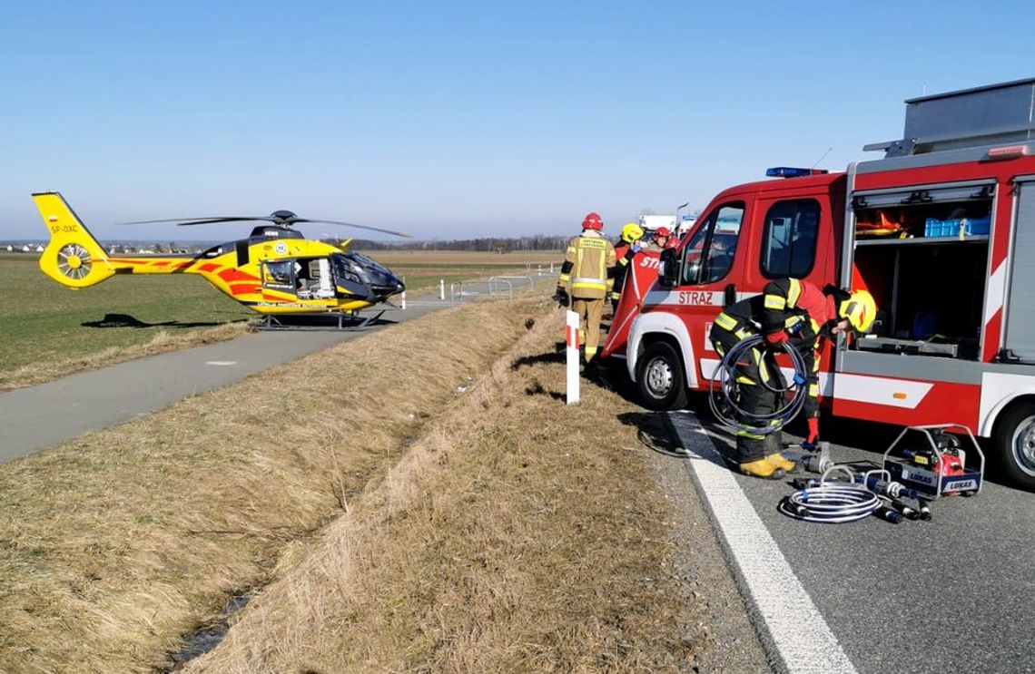 Droga wojewódzka 414 zablokowana! Zderzenie busa z samochodem osobowym