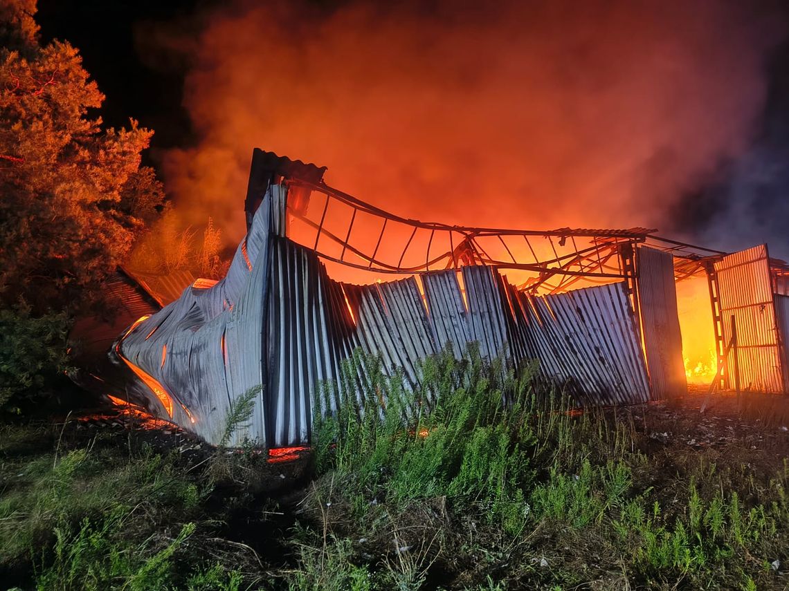 Gigantyczny pożar hali w Chróścinie! 80 strażaków walczyło z ogniem, zawaliła się konstrukcja