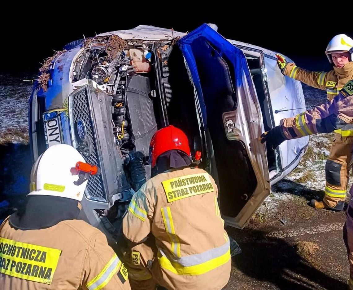 Groźne dachowanie. Kobieta trafiła do szpitala