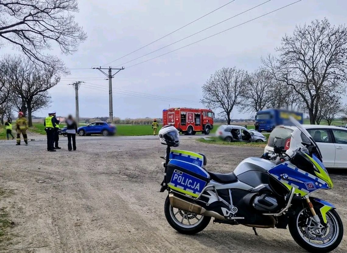 Groźne zderzenie na trasie Goświnowice – Grądy. Dwie osoby w szpitalu