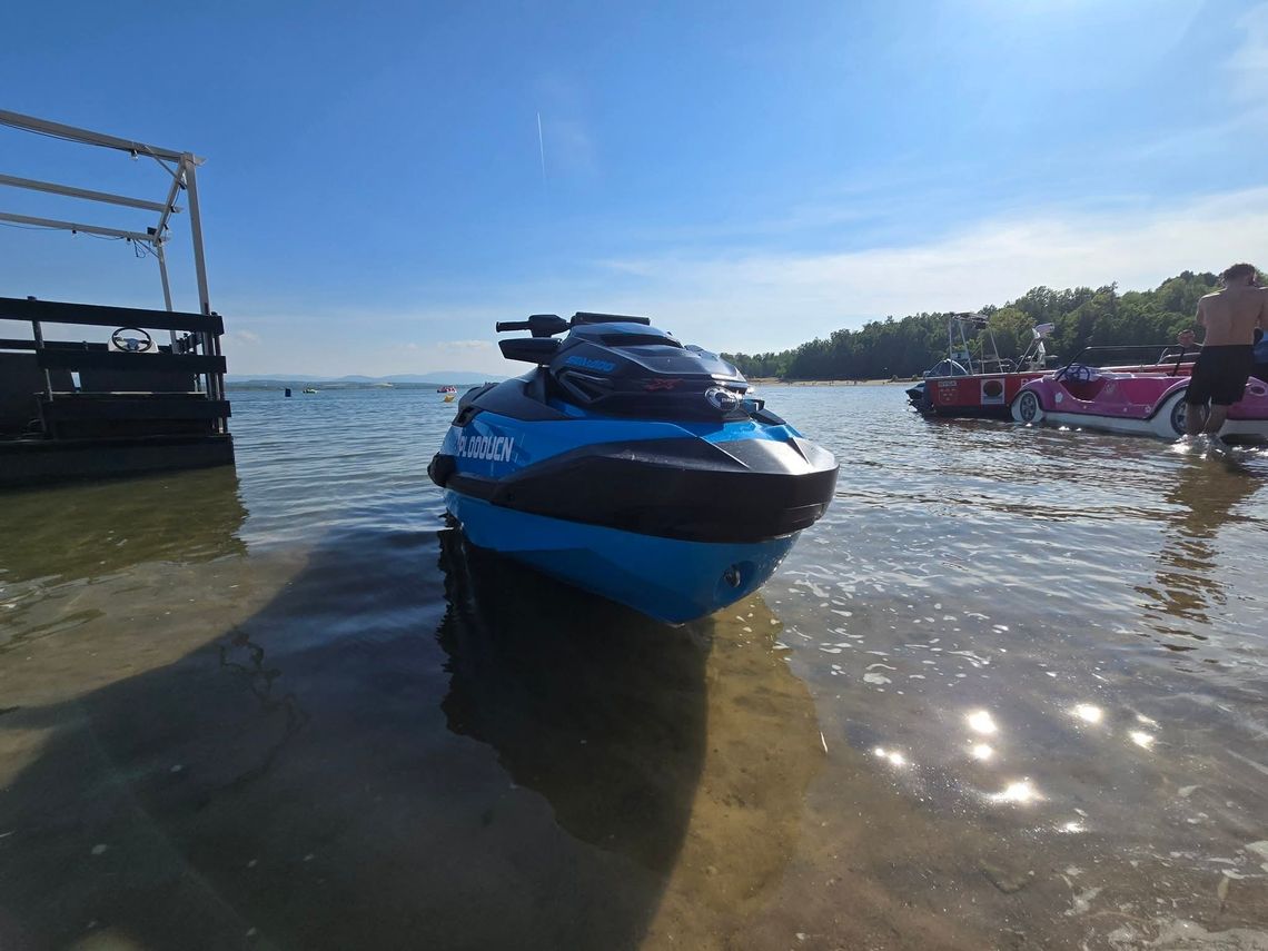 Groźny wypadek na Jeziorze Nyskim. Skuter wodny uderzył w rower wodny