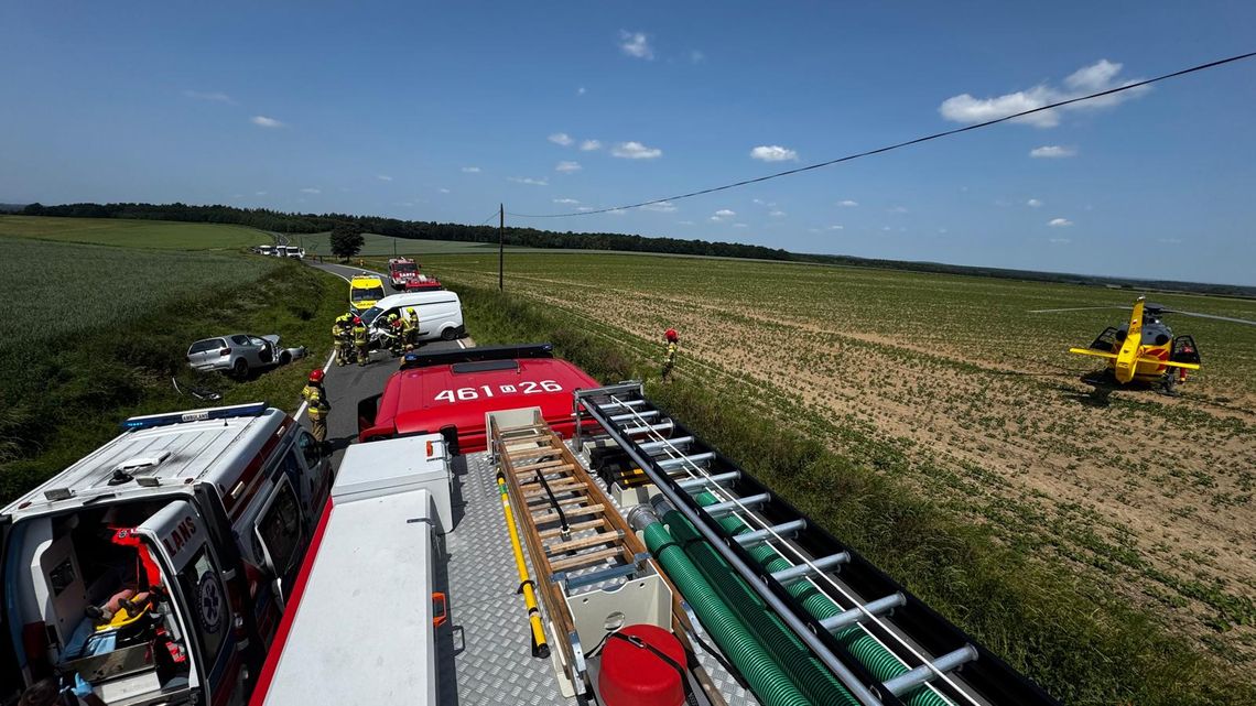 Groźny wypadek w regionie. Czołowe zderzenie, trzy osoby ranne – jedna zakleszczona we wraku