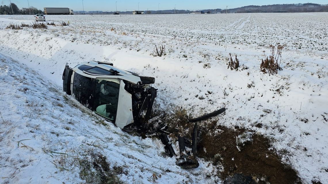 Groźny wypadek w regionie. Samochód wpadł do rowu