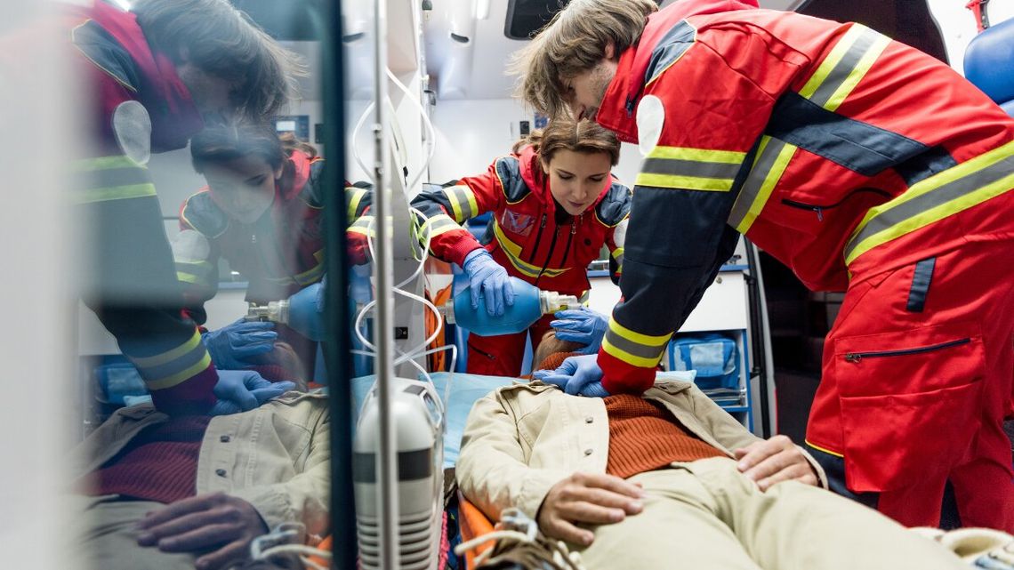 Kamizelki nożoodporne dla ratowników medycznych z poślizgiem. Kiedy trafią do karetek?