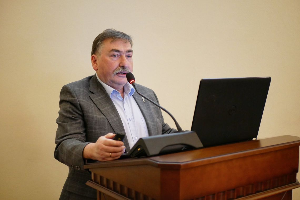 Kanał ulgi na drugim planie