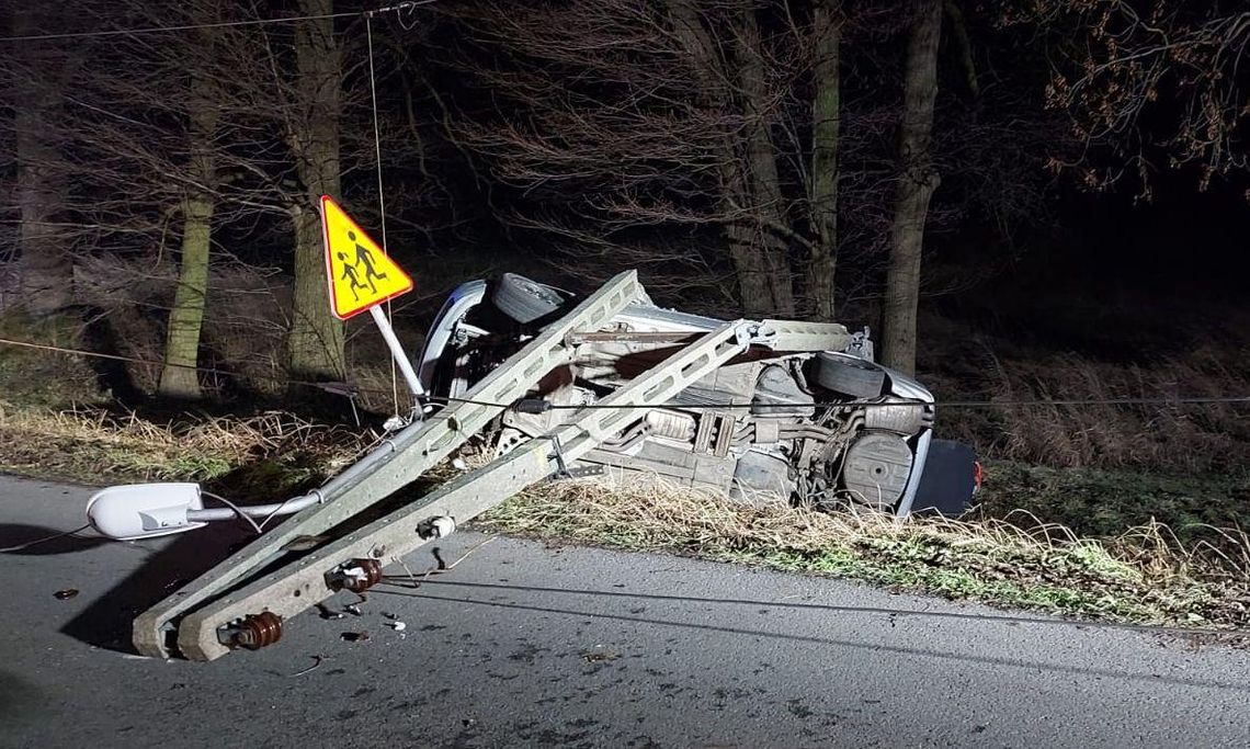 Kierowca bmw zniszczył słup energetyczny i wjechał do rowu