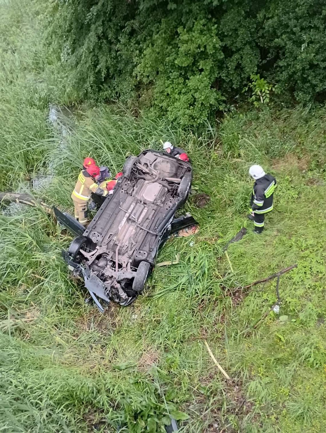 Kierowca przebił bariery ochronne i wpadł do rzeki