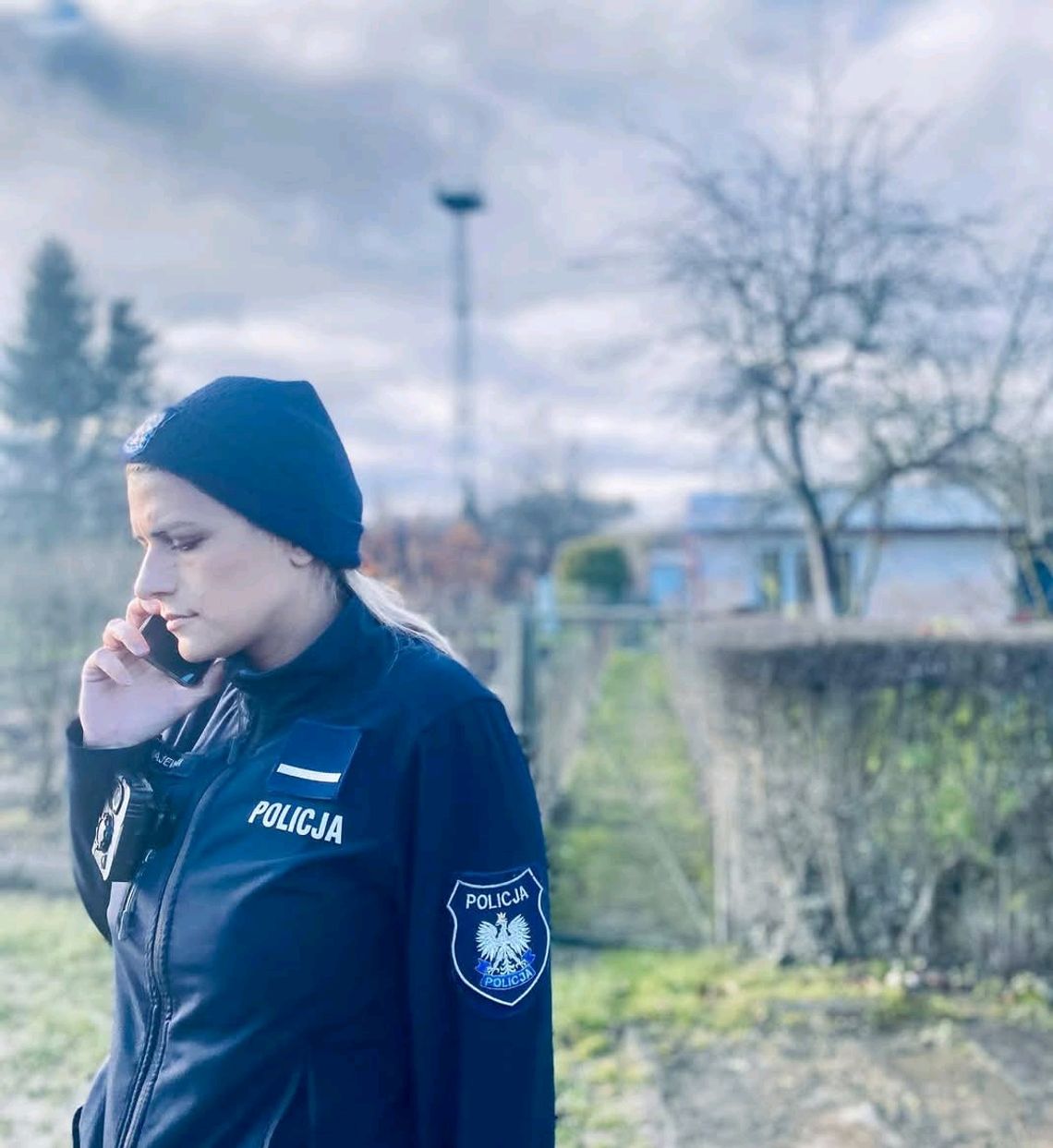 Kobieta błąkała się ulicami ubrana jedynie w szlafrok. Policjanci ruszyli z pomocą