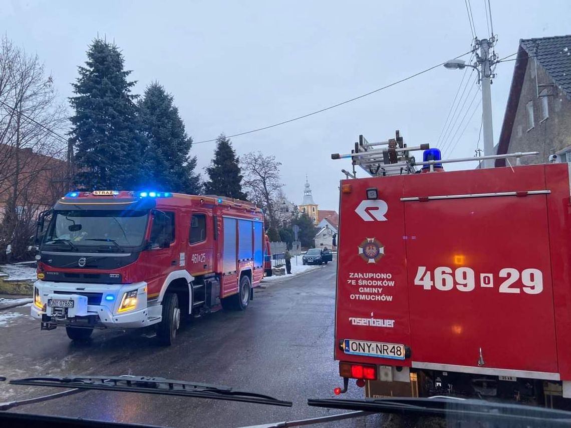 Kobieta trafiła do szpitala. Zadymienie w budynku jednorodzinnym