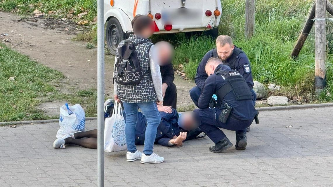 Kobieta zasłabła na ulicy. Na pomoc ruszyli policjanci