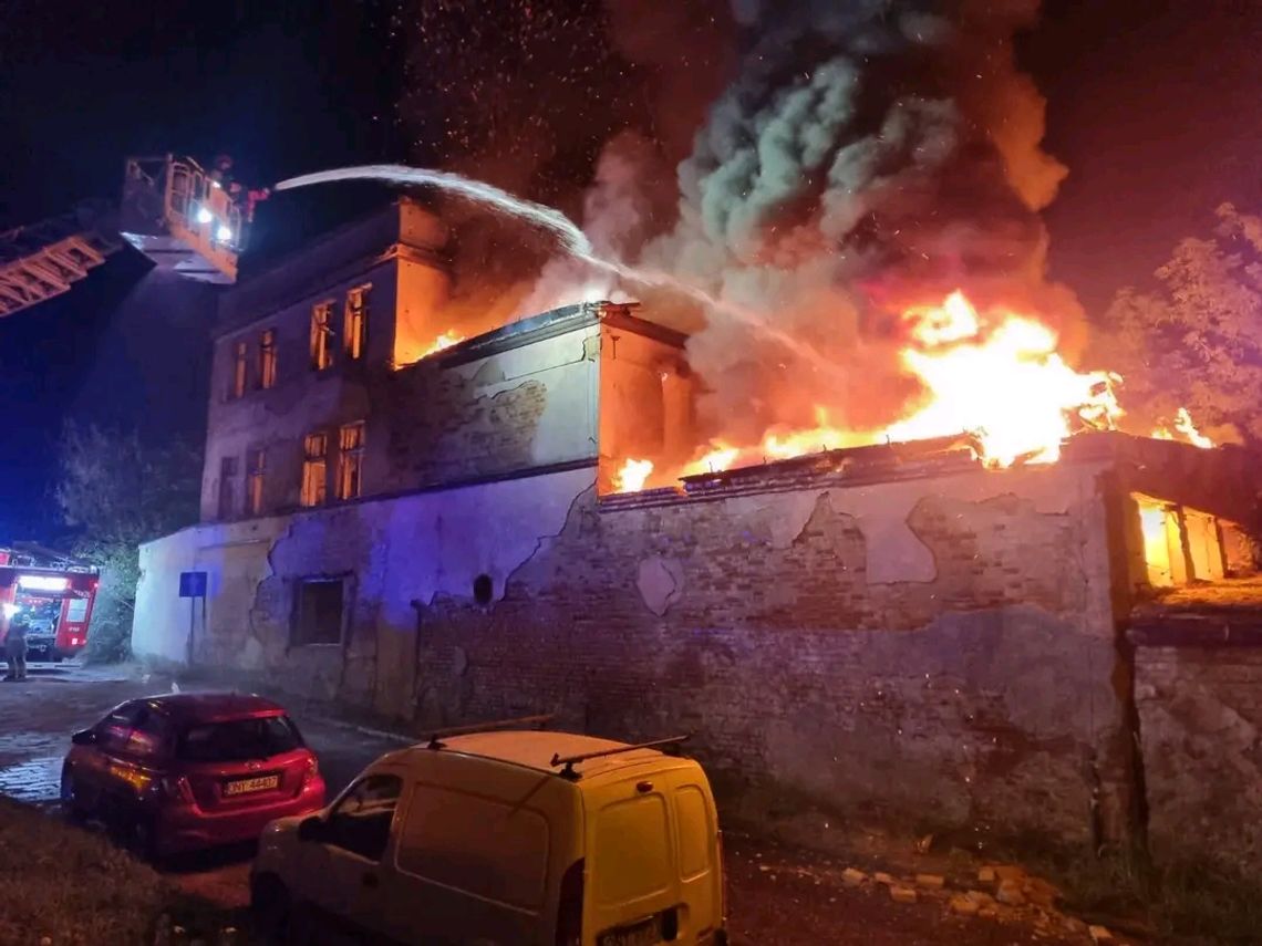 Kolejny pożar pustostanu na ul. Kmicica. Strażacy walczyli przez całą noc