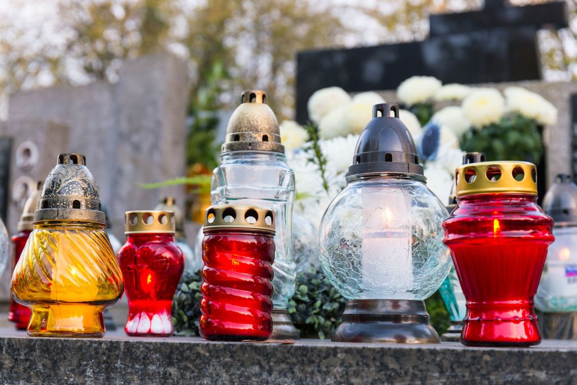 Kradzieże na cmentarzach. Złodzieje wykorzystują roztargnienie odwiedzających groby Kradzieże na cmentarzach. Złodzieje wykorzystują roztargnienie odwiedzających groby
