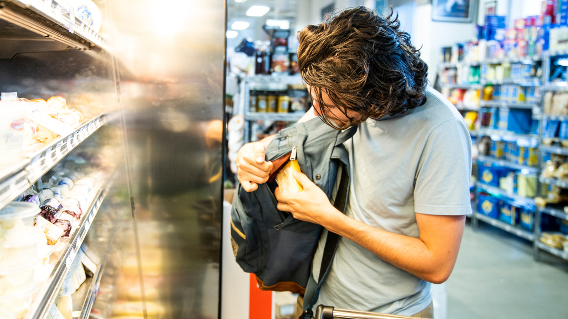 Kradzieże powodują duże straty i wyższe ceny. Ta grupa kradnie najczęściej Kradzieże powodują duże straty i wyższe ceny. Ta grupa kradnie najczęściej