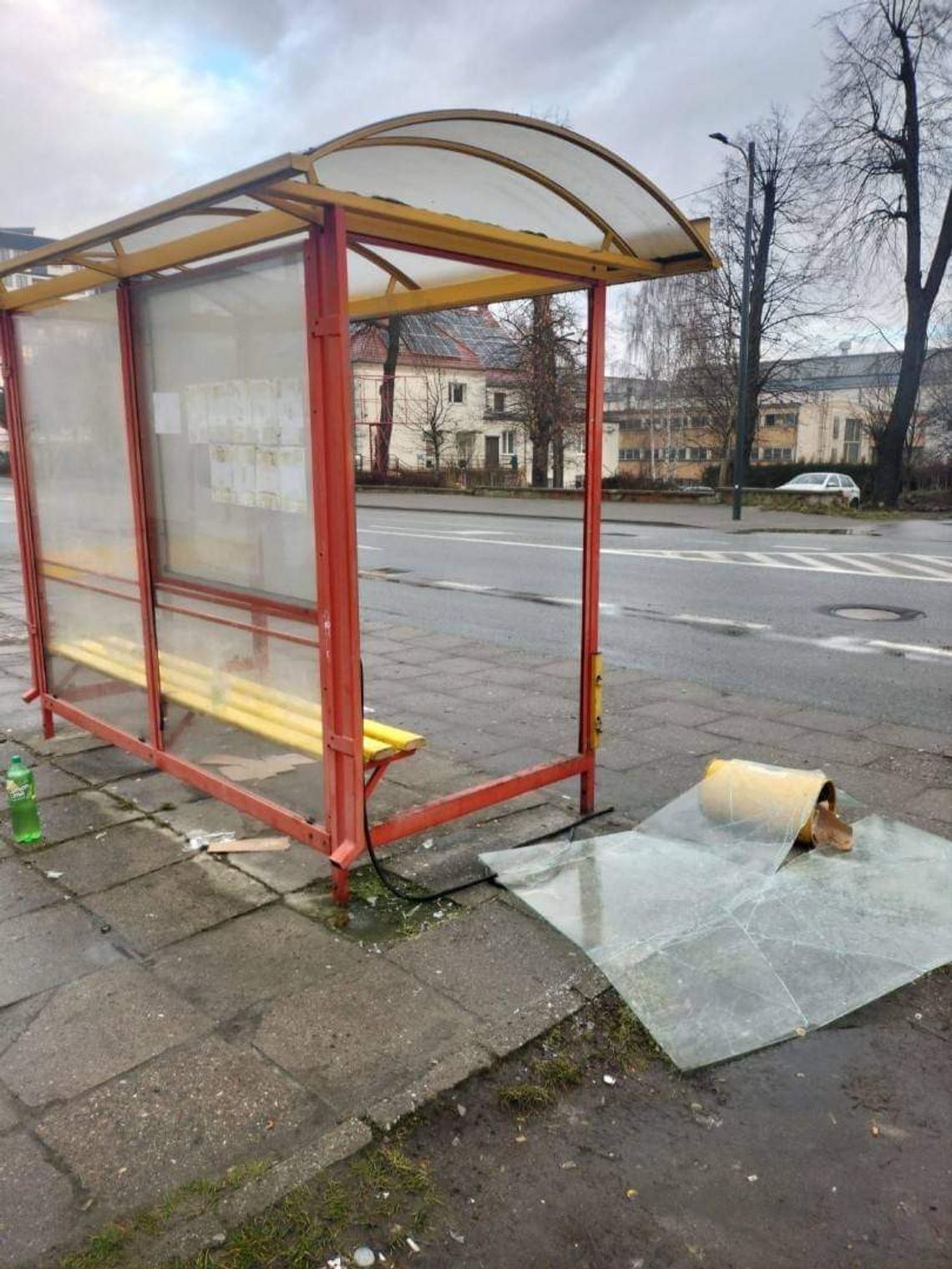 Ktoś zdewastował przystanek autobusowy