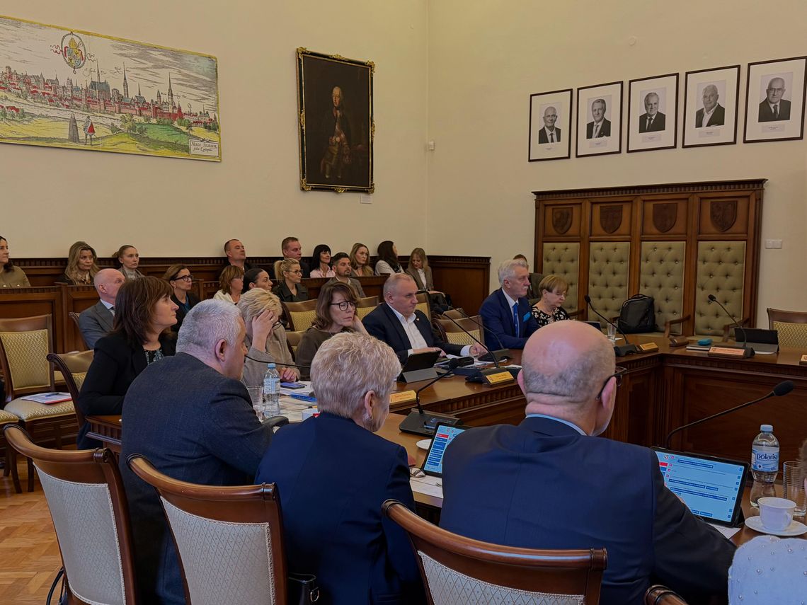 Marynarki, faktury i wniosek o odwołanie starosty Marynarki, faktury i wniosek o odwołanie starosty