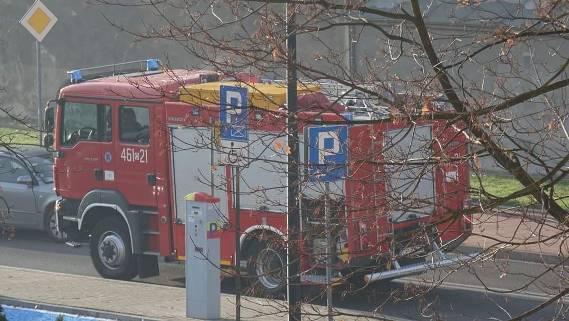 Mężczyzna siedziący na parapecie w oknie bloku na Piłsudskiego postawił na nogi wszystkie służby