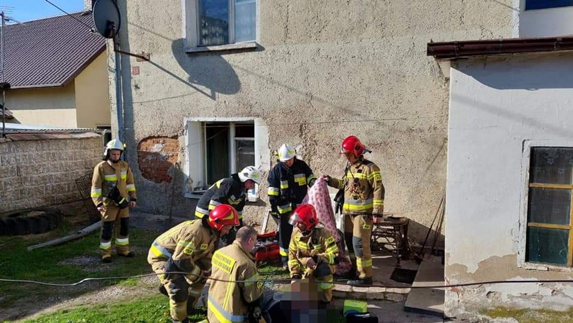 Mężczyzna zatruł się dymem. Trafił do szpitala